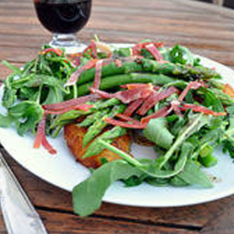 Salade van asperge, kersen, mosterdzaad en Vocking leverworst.